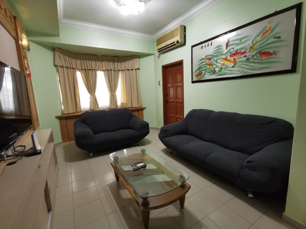 关丹DIY Palm Court 3BR Apartment, 7 Guests的客厅配有两张沙发和一张咖啡桌
