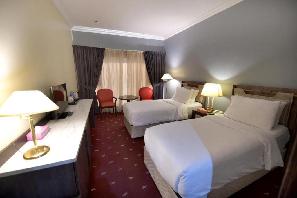 科威特科威特卡尔顿塔酒店的酒店客房配有两张床和一张书桌