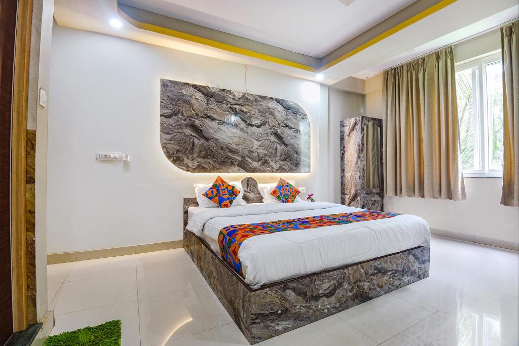 GoaFabExpress Laxmi Empire, Siolim的一间卧室,卧室内配有一张大床