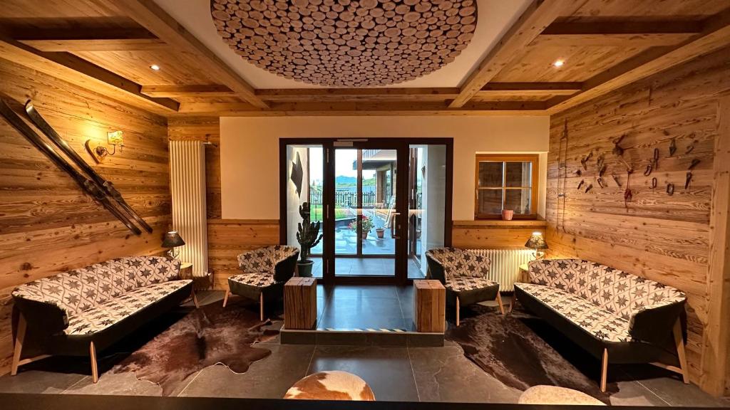 帕索罗莱维扎纳酒店的大楼内一间配有沙发和椅子的房间