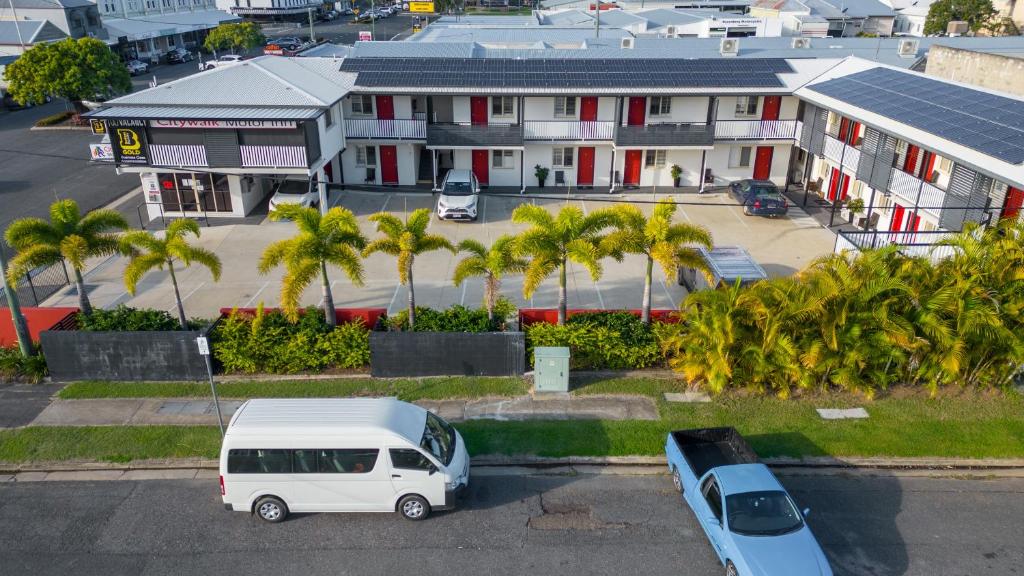 洛坎普顿城市漫步汽车旅馆的停在棕榈树停车场的白色货车
