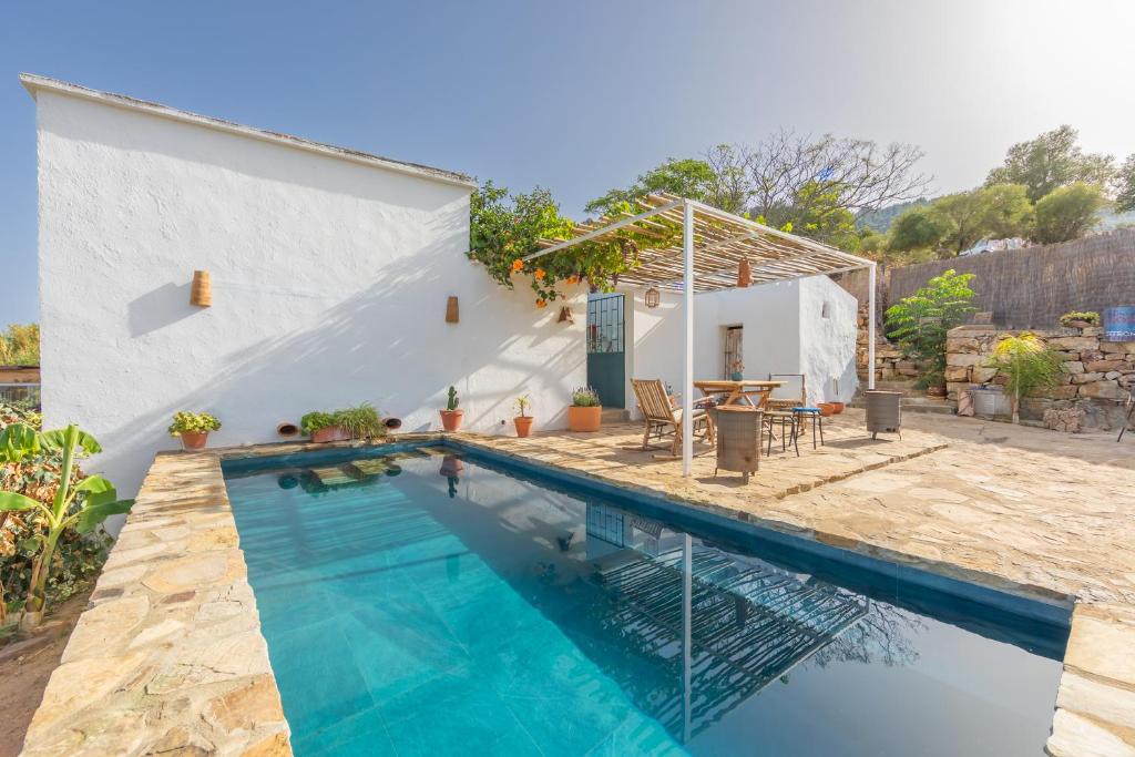 塔里法Casa CORTIJO con piscina privada的别墅前设有游泳池