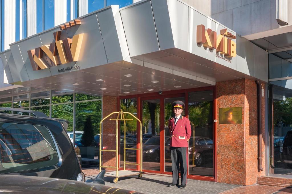 基辅基辅酒店的站在建筑物前的人