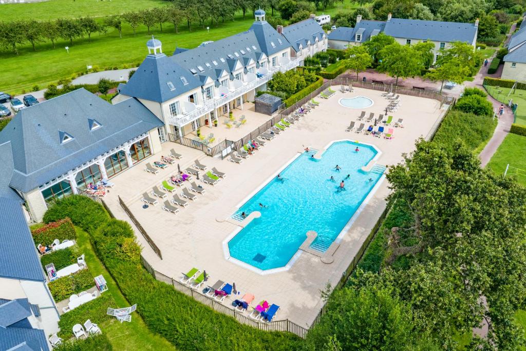 贝桑于潘港绿色海滩皮埃尔假日公寓酒店的享有带游泳池的度假村的空中景致