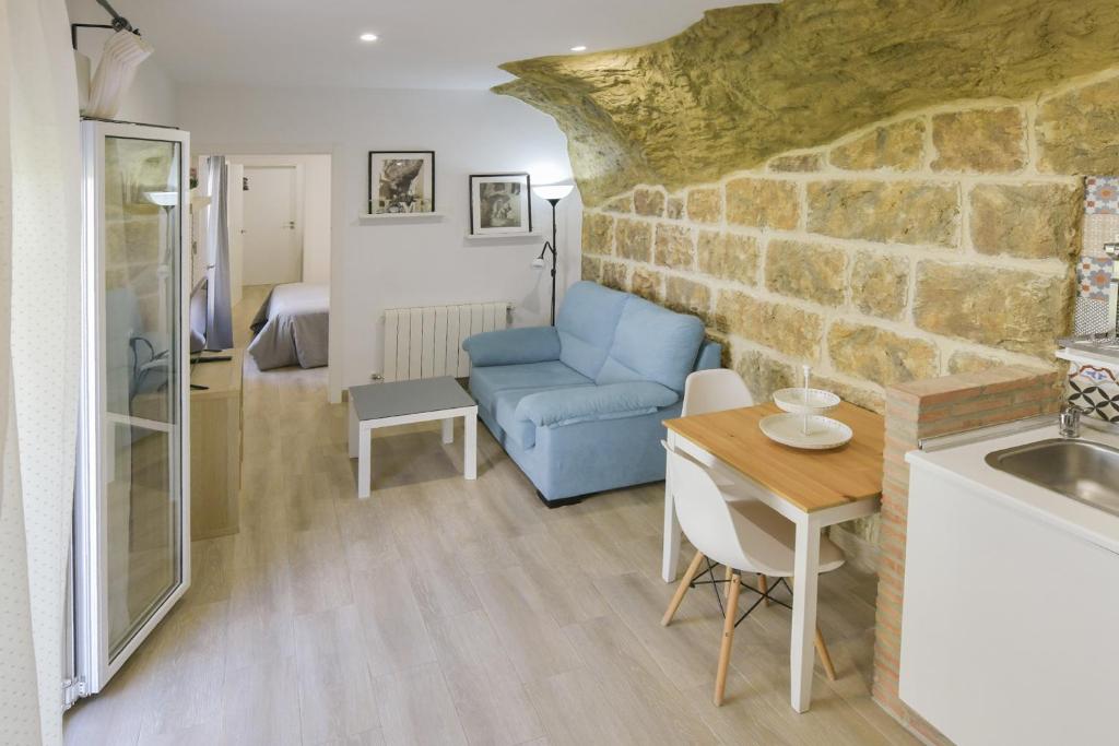 塞特尼尔Casas Rurales El Tajo的客厅配有蓝色的沙发和桌子