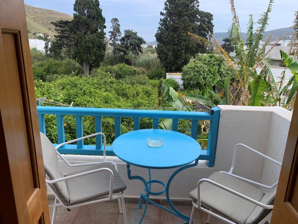 阿斯提帕莱亚镇Anixi的美景阳台配有蓝色的桌椅