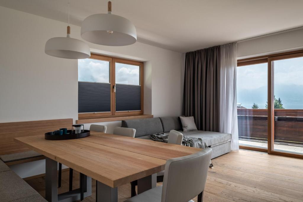 阿特湖畔施泰因巴赫Kaisigen43的客厅配有餐桌和沙发