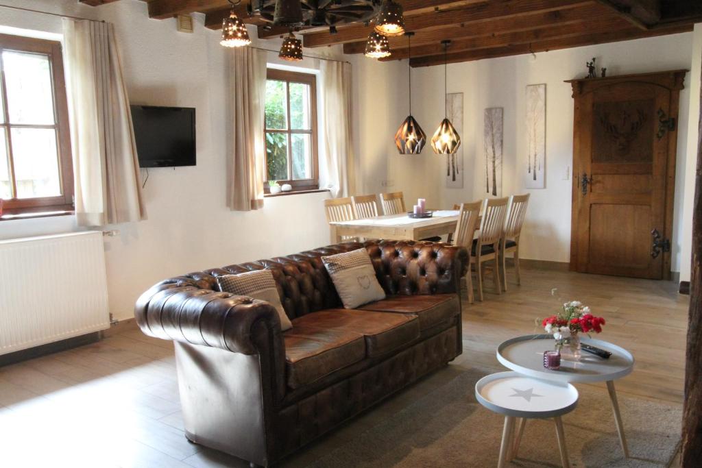 博尔肯Ferienhaus Schulze Beikel的客厅配有真皮沙发和桌子
