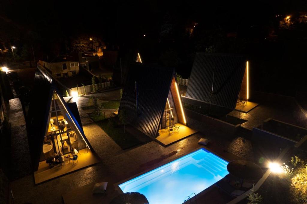 帕弗兰尼Pavliani4rest - Luxury Cabins的享有游泳池的顶部景色