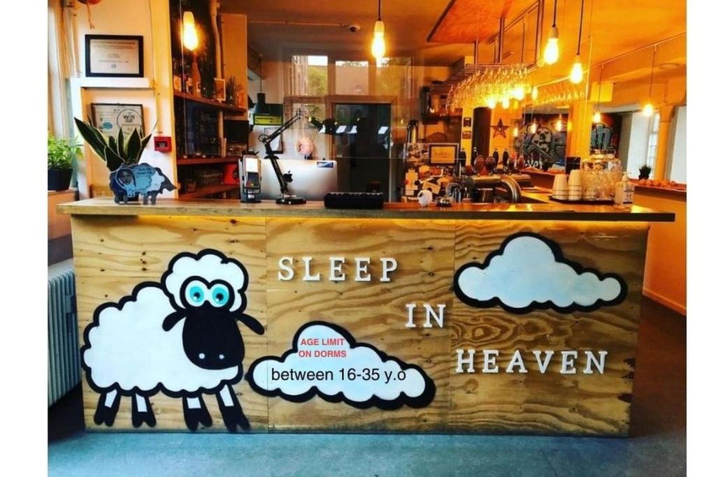 哥本哈根安睡天堂酒店的一只羊在面包店睡觉的标牌