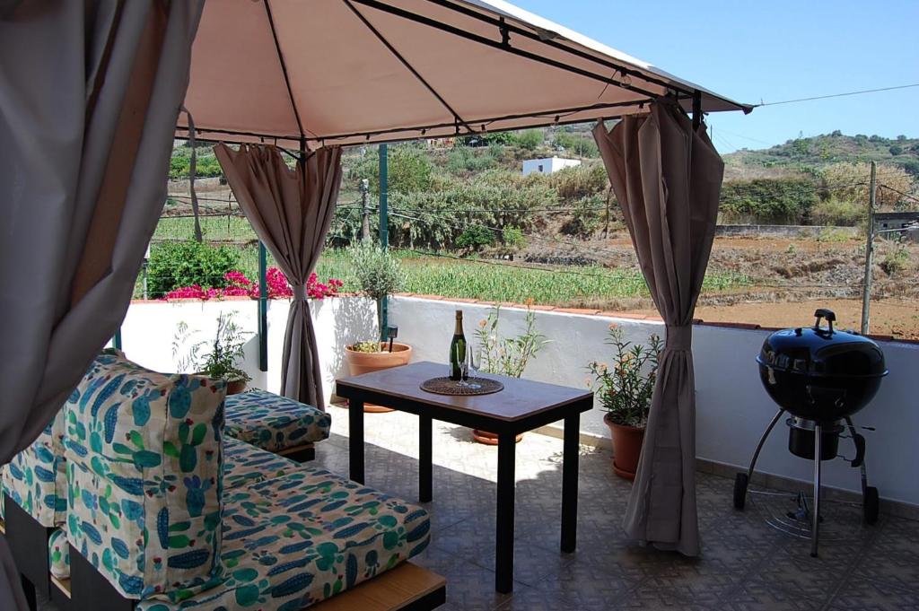 特罗尔Las Monarcas的天井配有桌子、椅子和遮阳伞。