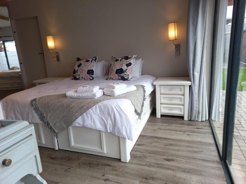 乔治Breathe Inn的卧室配有白色的床和2个床头柜