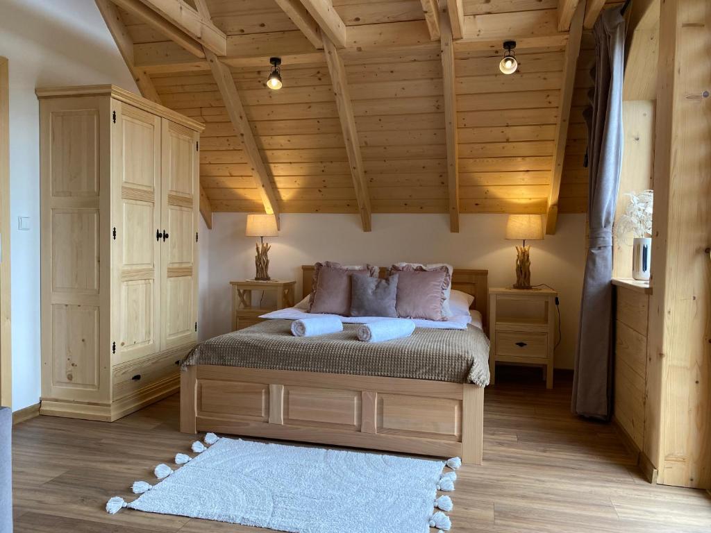 克鲁斯兹考采Osada Snozka的一间卧室设有一张床和木制天花板