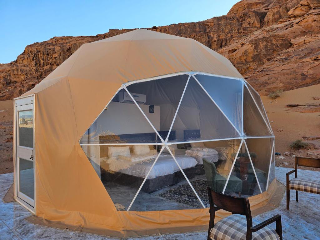 瓦迪拉姆Sun Luxury Rum Camp的沙漠中的帐篷,配有椅子