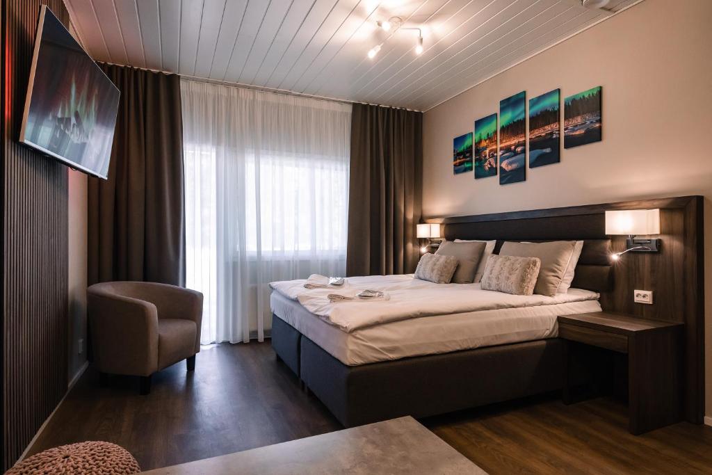 罗瓦涅米Hotel Boreas的配有一张床和一把椅子的酒店客房