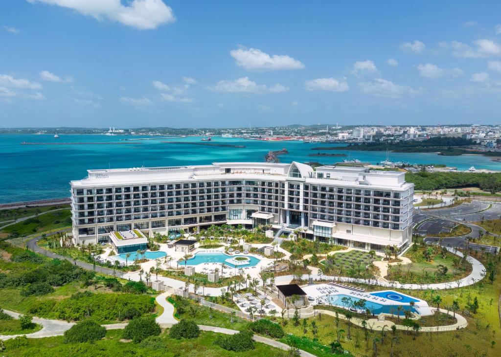 宫古岛Hilton Okinawa Miyako Island Resort的享有酒店和海洋的空中景致