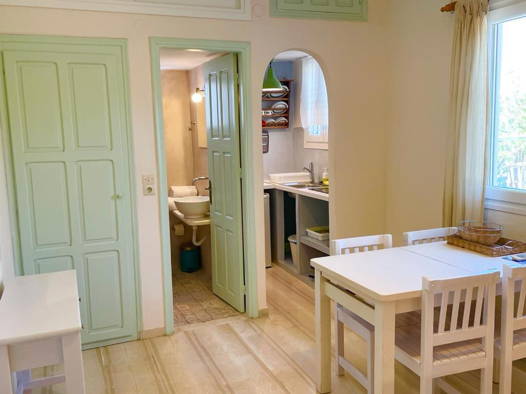Livadi Astypalaias利罗公寓的带桌子的厨房和带水槽的浴室
