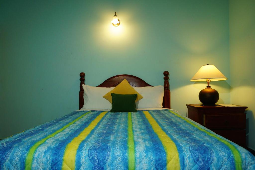 Freemans兰波林假日公寓的一间卧室配有一张蓝色和黄色毯子的床