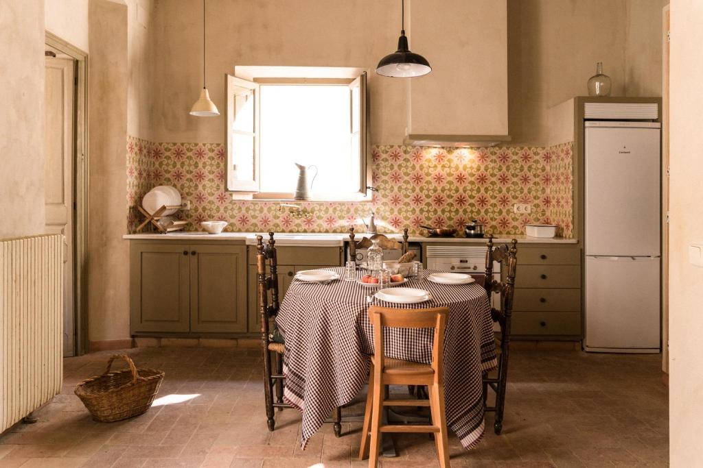 帕劳·萨巴尔德拉Ca la Merce Batista的厨房配有桌椅和窗户。