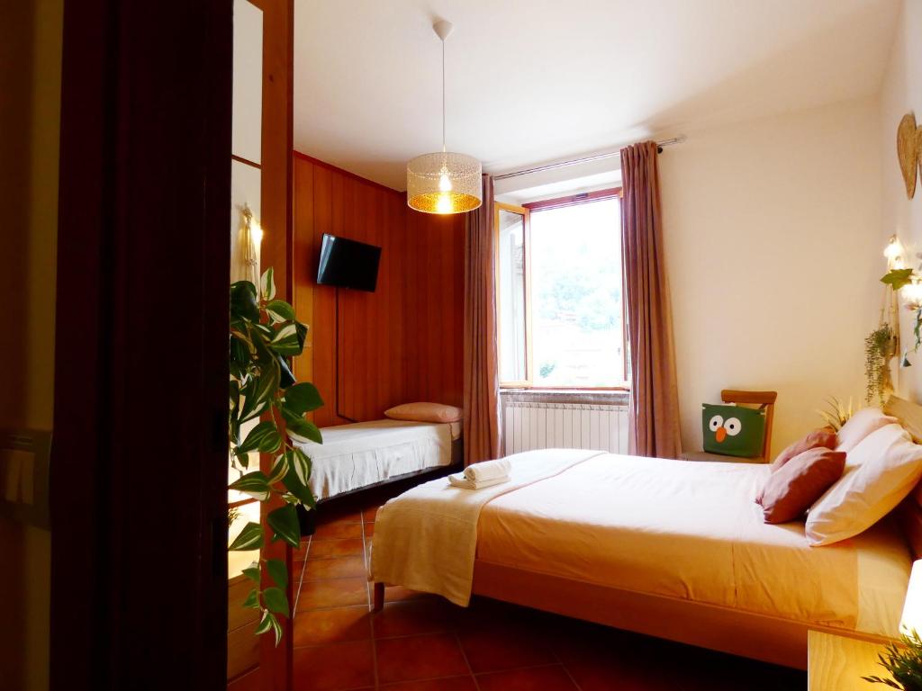 圣佩莱格里诺温泉Baciati dal Sole-Self check-in的酒店客房设有床和窗户。