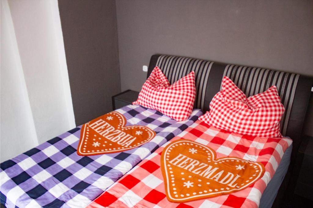 LandlTraumLandl的一张带红色和白色枕头的床