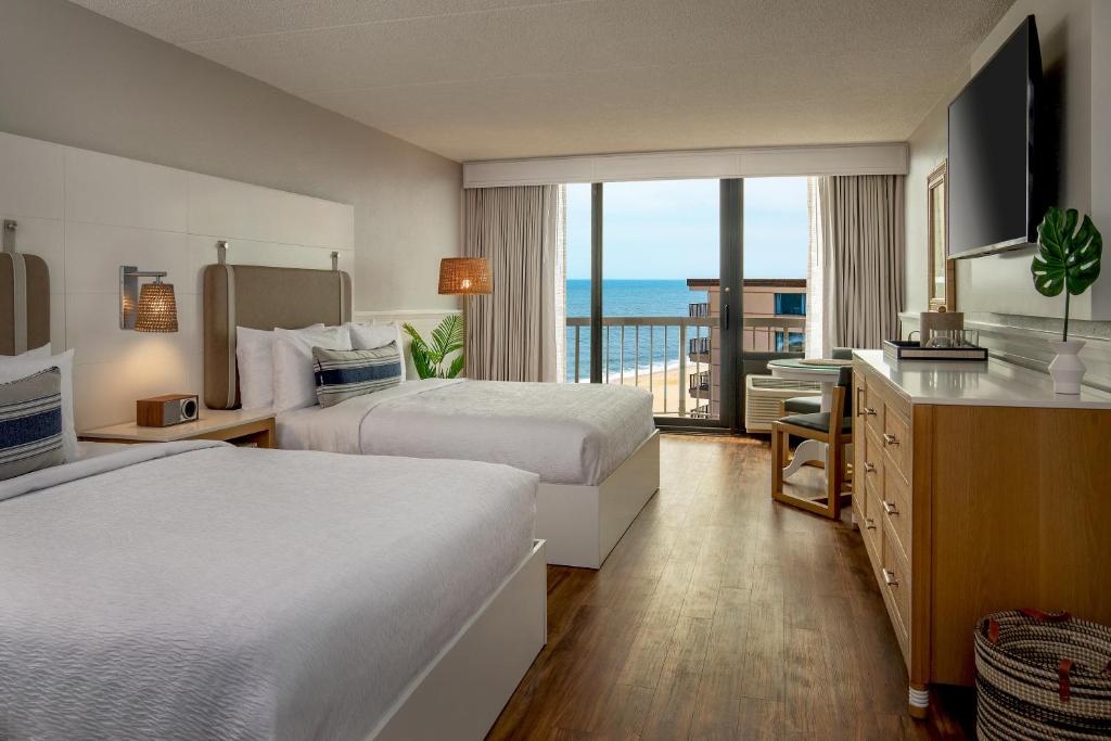 大洋城Ashore Resort & Beach Club的酒店客房设有两张床,享有海景。