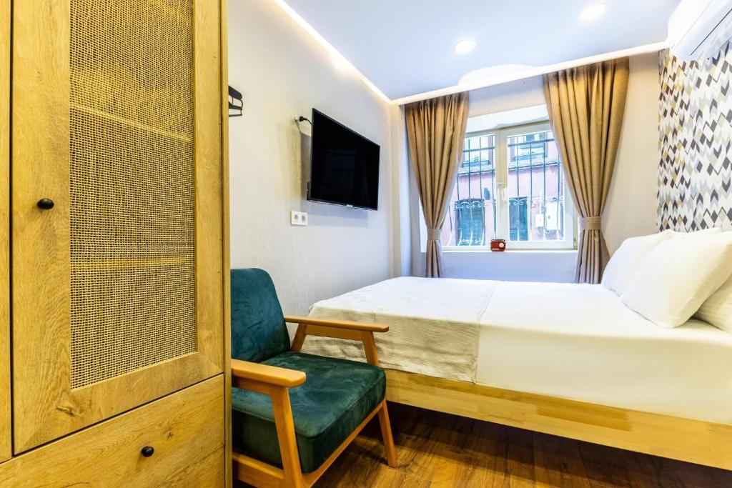 伊斯坦布尔Charming Balat Haven Idyllic Location in Balat的一间卧室配有一张床和一把椅子