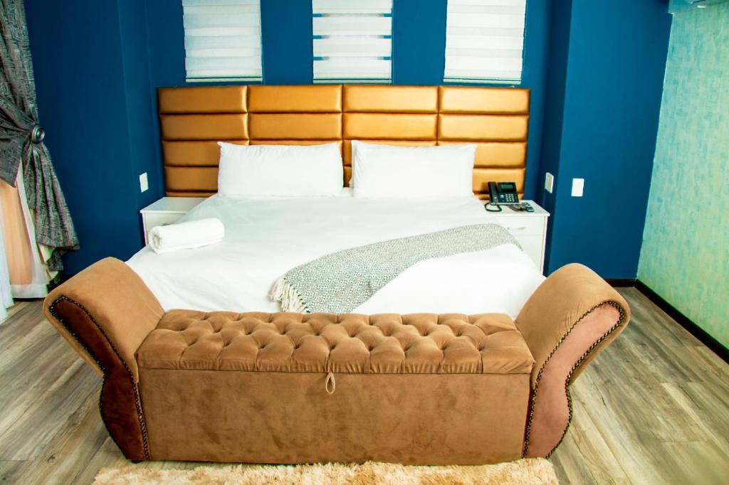 TokozaKliprivier Guest House的一间卧室配有一张大床和软垫床头板