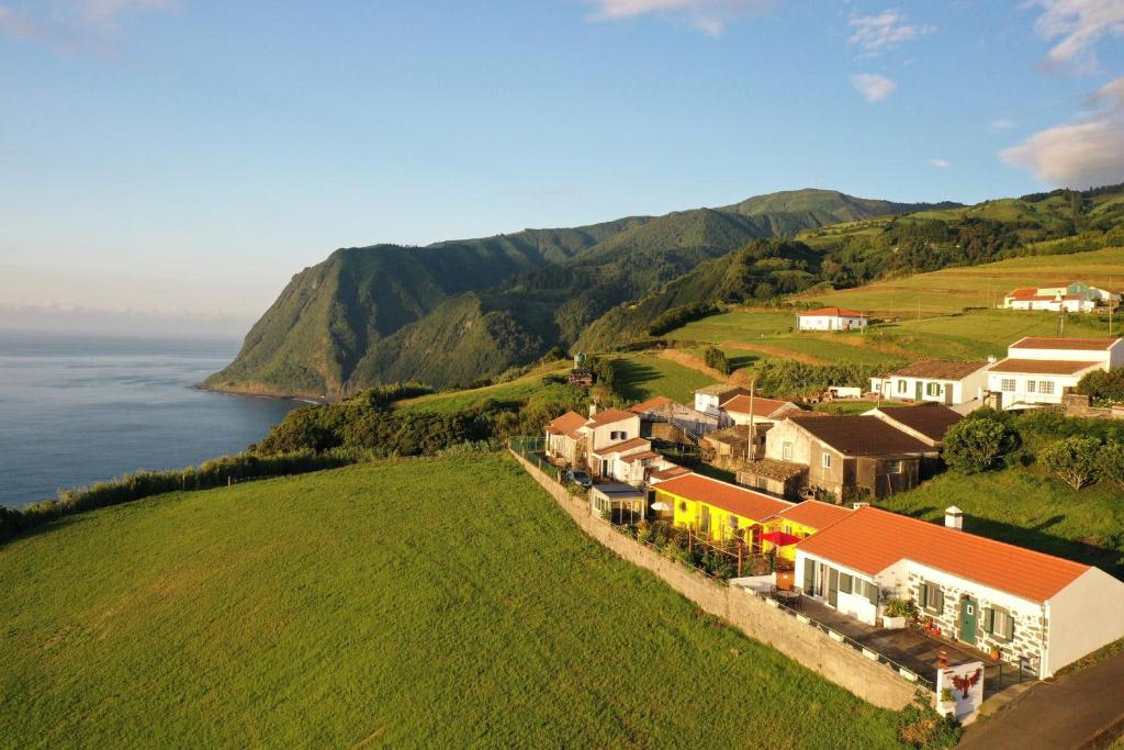 诺德什蒂Paraiso da Pedreira的享有毗邻大海的山丘上村庄的空中景致
