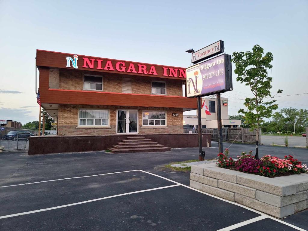尼亚加拉瀑布Niagara Inn的尼卡卡旅馆,停车场有标志