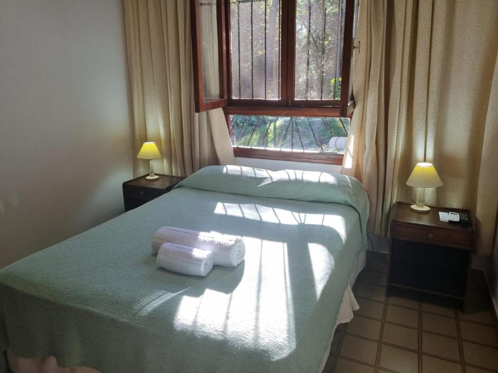 埃尔多拉多Hotel ACA Eldorado的一间卧室设有两张床和一个带毛巾的窗户。