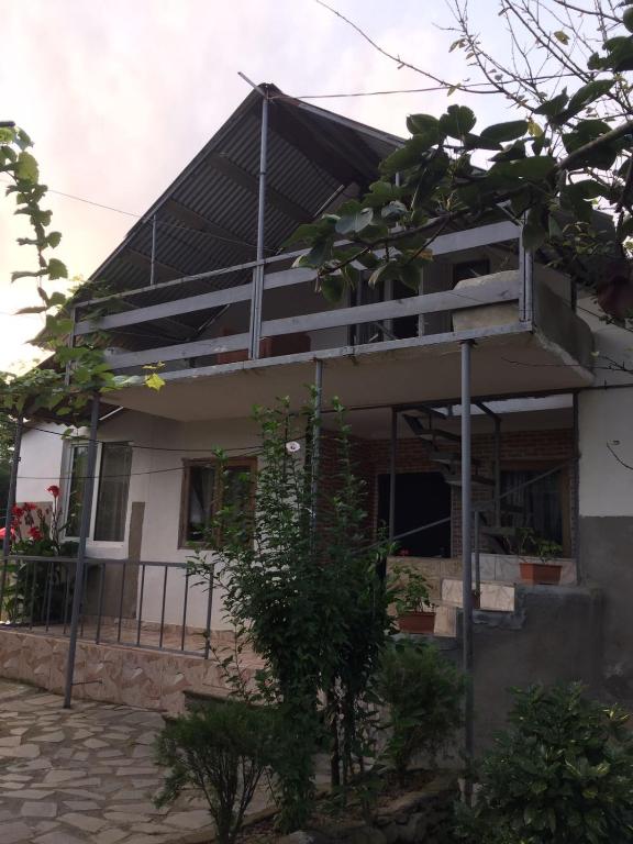 P'arts'khanaqaneviMera Hostel的前面设有阳台的房子