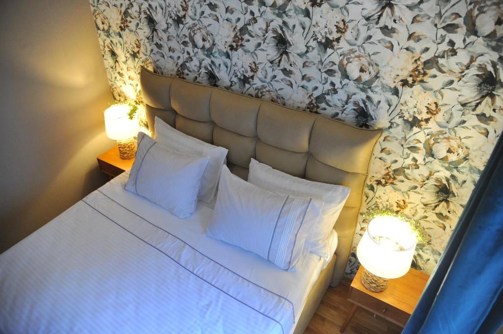 弗尔尼亚奇卡矿泉镇Apartman Ljubica的一间卧室配有带白色床单和枕头的床。