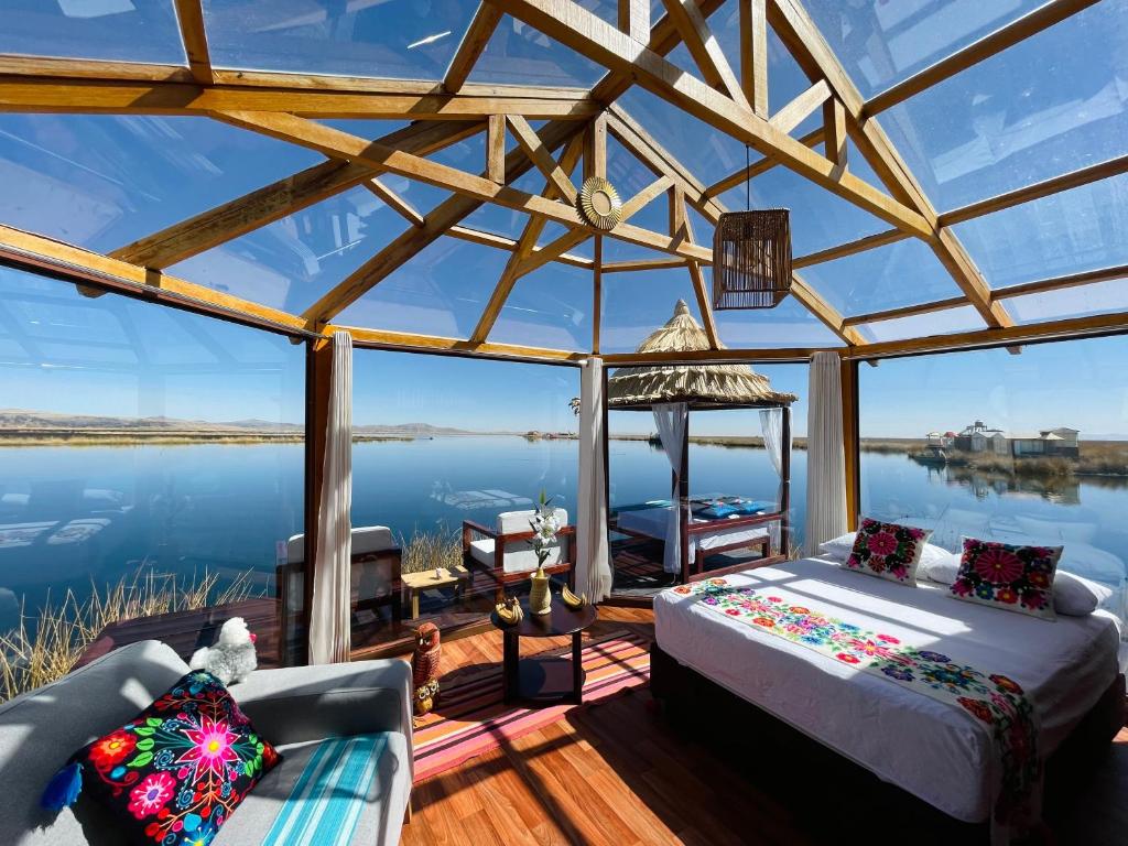 普诺Titicaca Ecolodge Perú的水景客房 - 带一张床