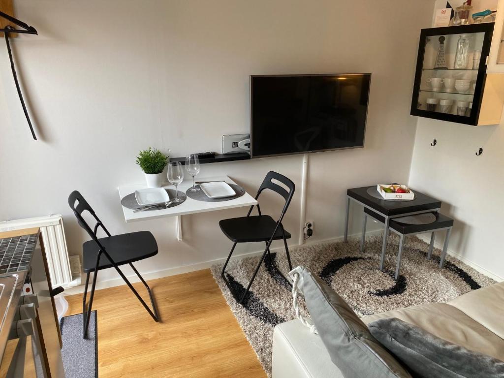 哥德堡Studio 51 Örgryte的客厅配有电视和桌椅