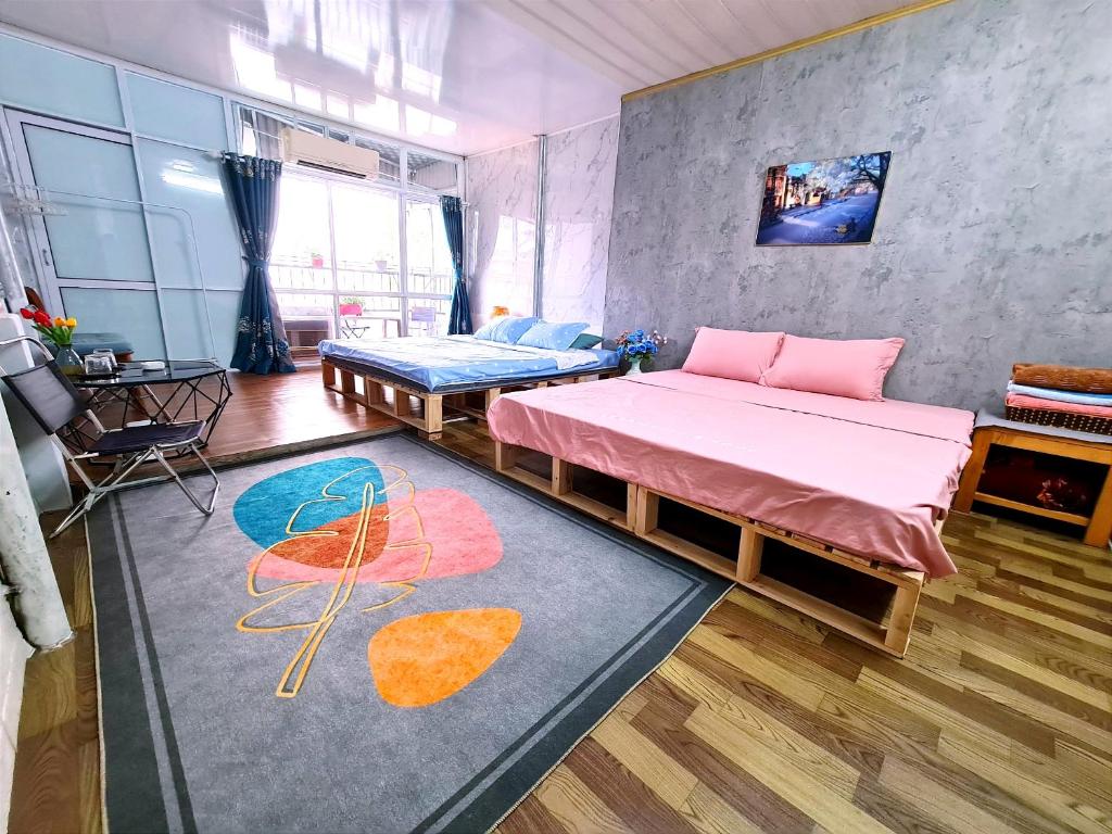 河内H2 homestay phố cổ check in tự động的一间设有两张床的房间和一张地毯