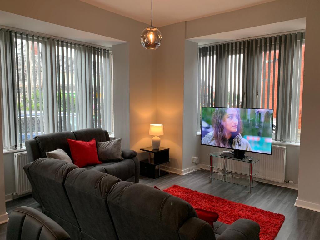 布莱克浦Waterloo Sunset的带沙发和平面电视的客厅