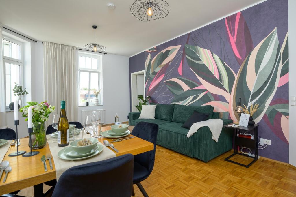 施科伊迪茨LE Vacation 3-Room-Apartment 67qm, Küche, Netflix, Free-TV的客厅配有绿色沙发和桌子