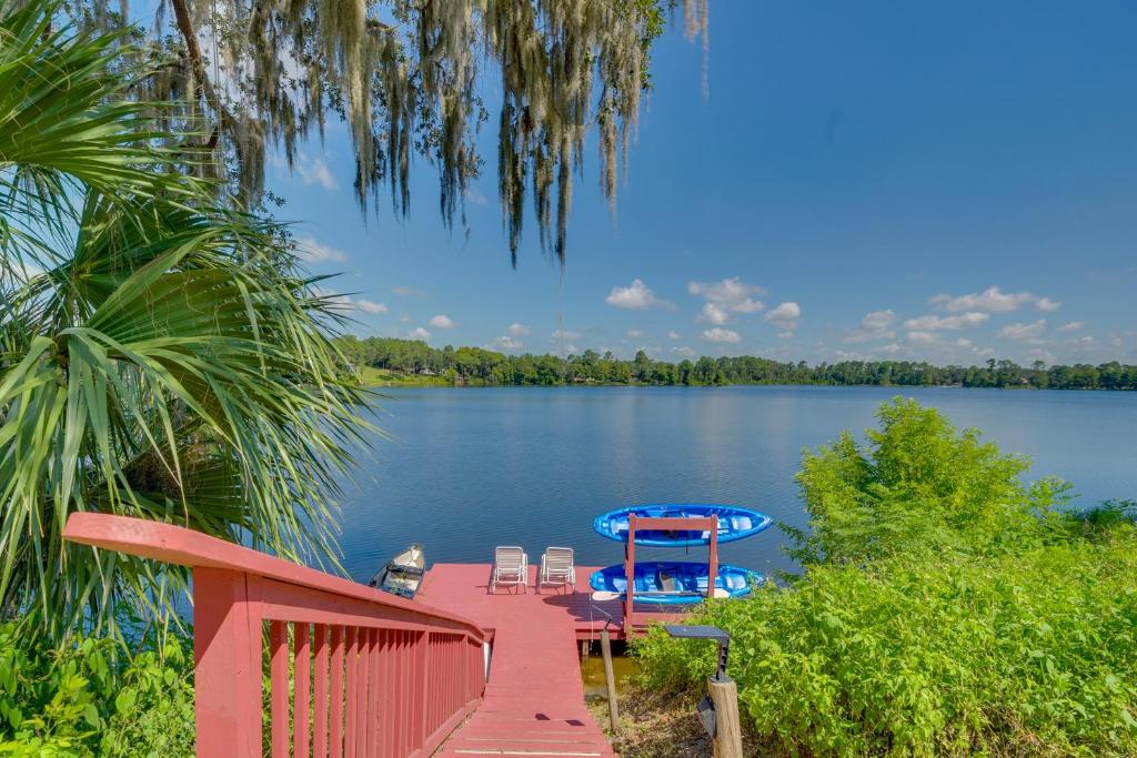 OcklawahaOcklawaha Lake House with Private Hot Tub and Views!的湖上带桌椅的码头