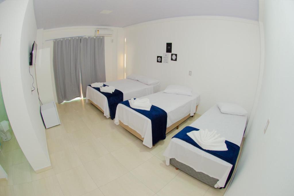 佩尼亚Pousada da Jake的酒店客房,设有两张床和镜子