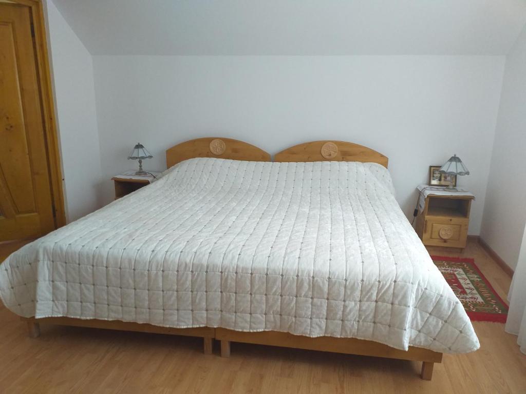 波若勒塔Pensiunea Gură de Rai, Pojorâta的卧室配有带白色棉被的床
