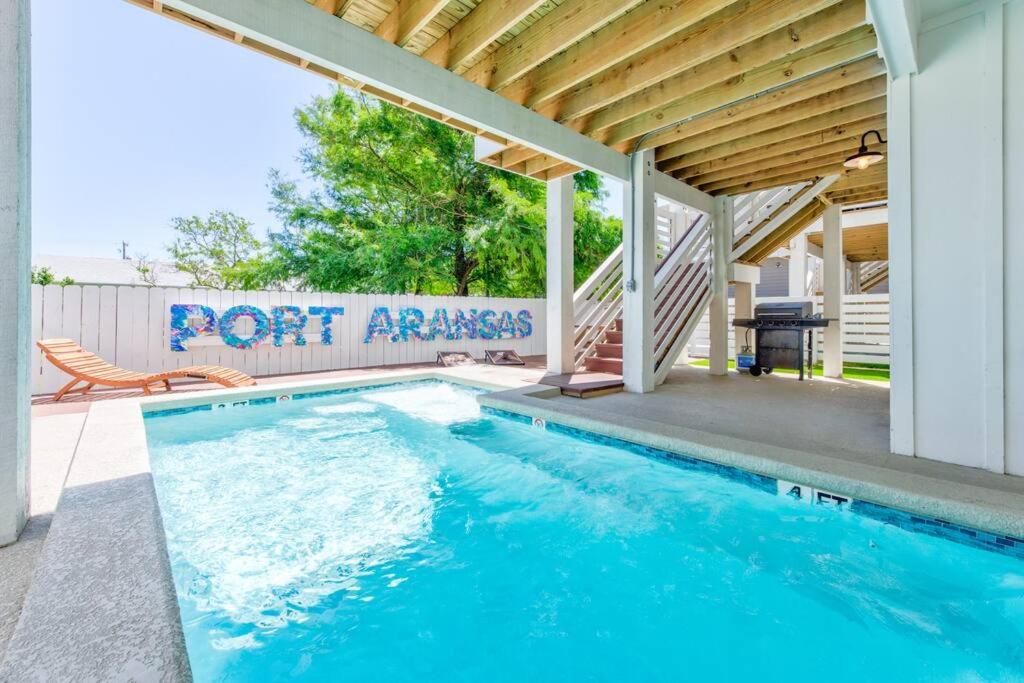 阿兰瑟斯港New Luxury Villa and Private Pool-Cart-Ocean View!的带有读港口Aransas标志的游泳池
