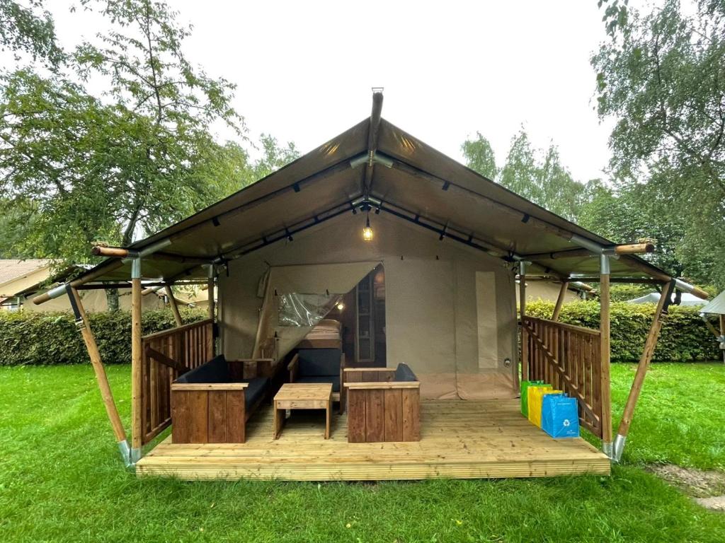 贝尔多夫Safari Tent M的庭院内带木甲板的帐篷