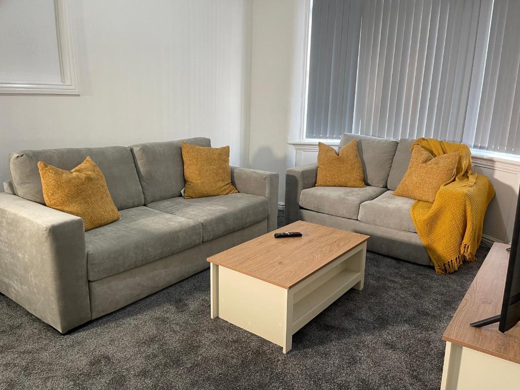 米德尔斯伯勒Entire Modern Home Middlesbrough的客厅配有两张沙发和一张咖啡桌
