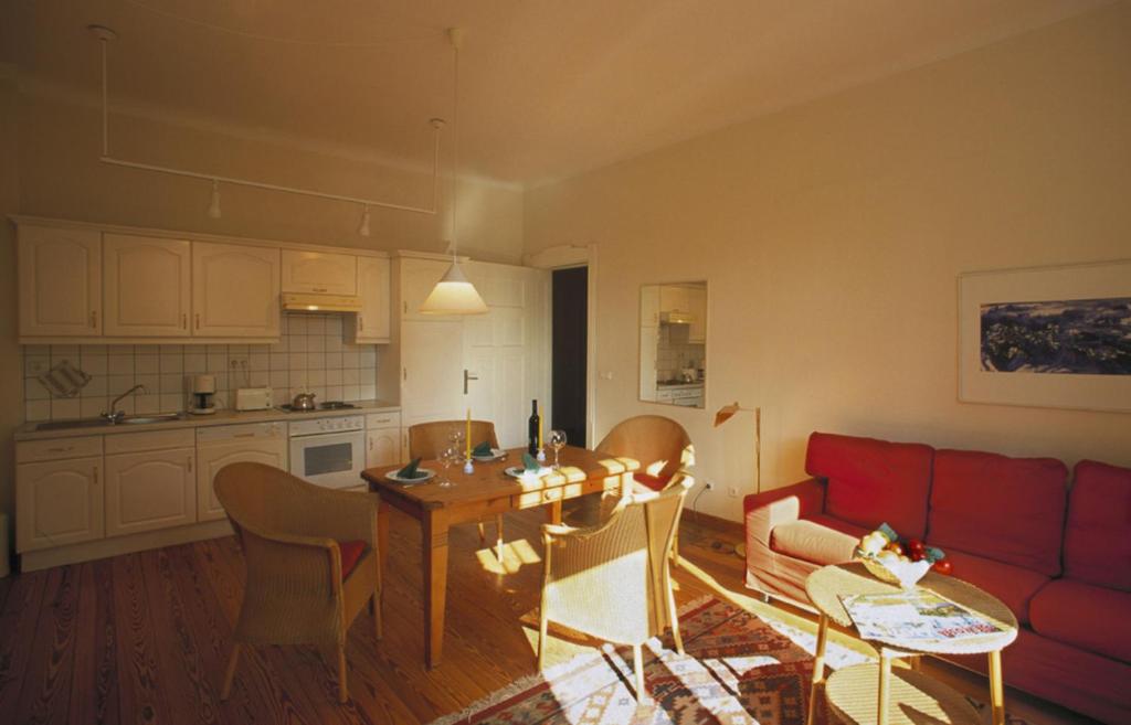 科尔平塞达海姆别墅 - FeWo 01的客厅配有红色的沙发和桌子