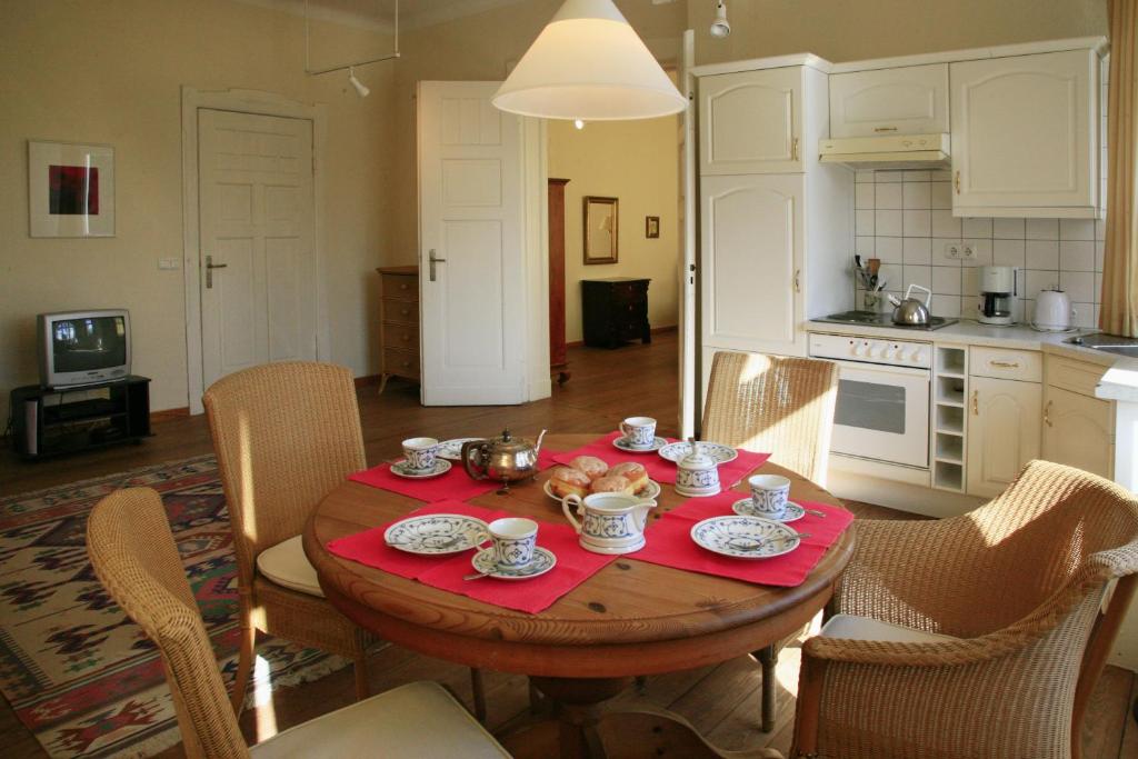 科尔平塞Villa Daheim - FeWo 02的厨房配有带食物的木桌
