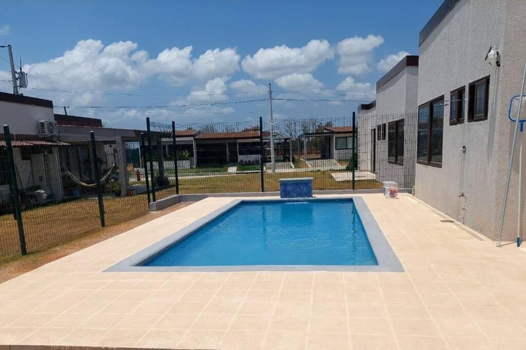Tropical Oasis, Verano Inolvidable!的一座小游泳池,位于大楼旁的院子内