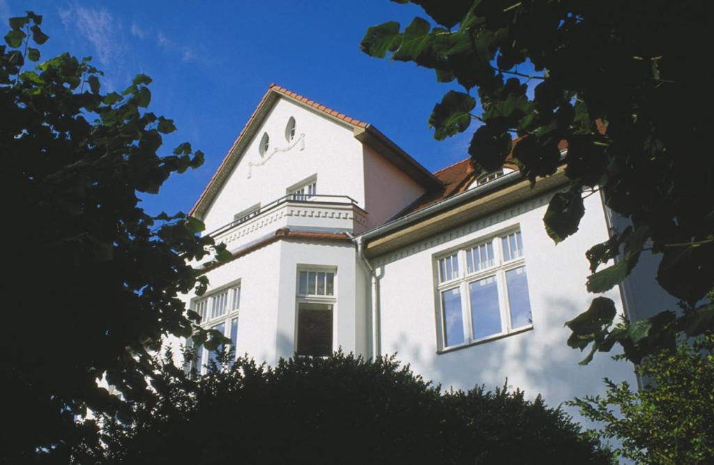 科尔平塞Villa Daheim - FeWo 07的白色的建筑,上面有窗户