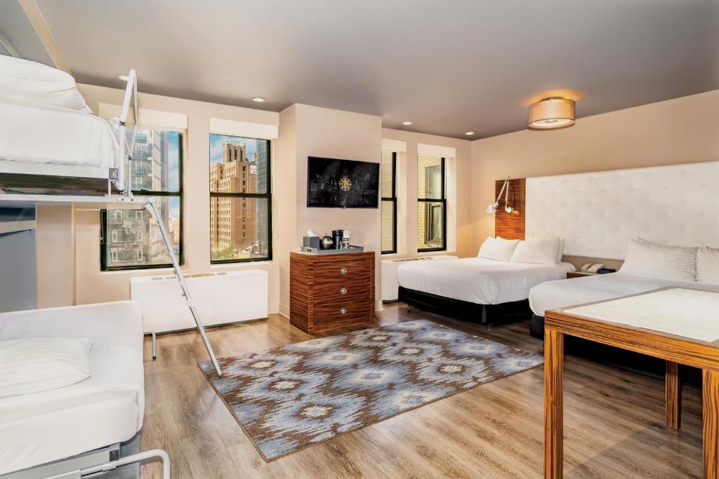 纽约加里凡时代广场的一间卧室配有两张床和一张书桌