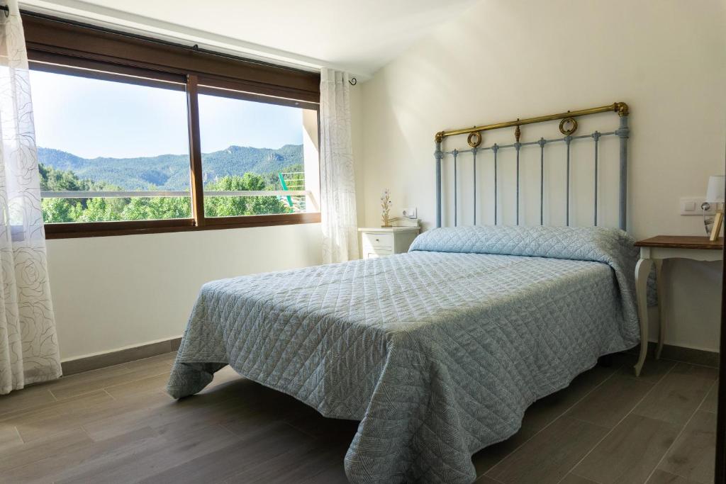 耶斯特Casa rural Mirador del Río Tus, en Yeste的一间卧室设有一张床和一个大窗户